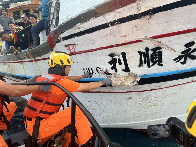 海巡署艦隊分署23日獲報,新北萬里的台灣船長駕駛「永順利6號」船隻出海,卻在富貴角西北44浬處遭中國漁船擦撞,且對方隨即逃逸。圖為海巡人員協助台灣漁船蒐證損壞狀況。(海巡署艦隊分署提供)中央社記者高華謙傳真 113年8月23日