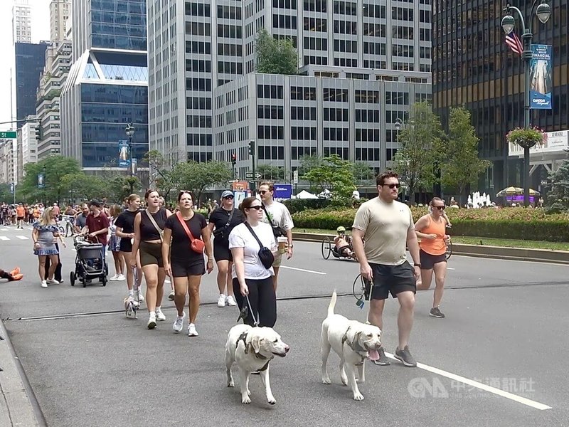 紐約夏日街道活動將市區主要幹道封閉，僅允許行人和腳踏車等無動力車輛通行。圖攝於8月17日。中央社實習記者龔芸可紐約攝 113年8月23日