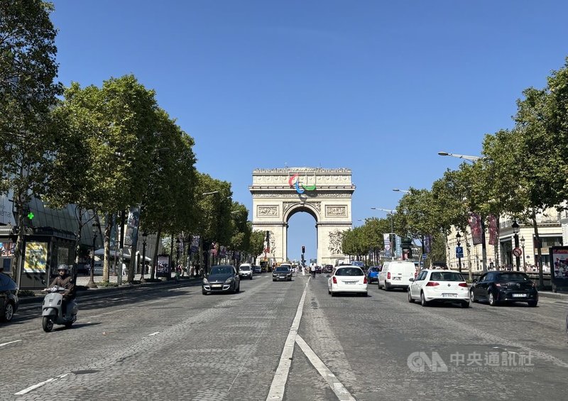 巴黎帕運開幕式將於28日晚上8點在世界最美街道香榭大道與協和廣場上登場。主辦方表示，儀式將由全球4400名運動員與184個代表團所組成的大遊行揭開序幕，他們將從已掛上帕運標誌的巴黎地標凱旋門出發。中央社記者曾婷瑄巴黎攝  113年8月23日