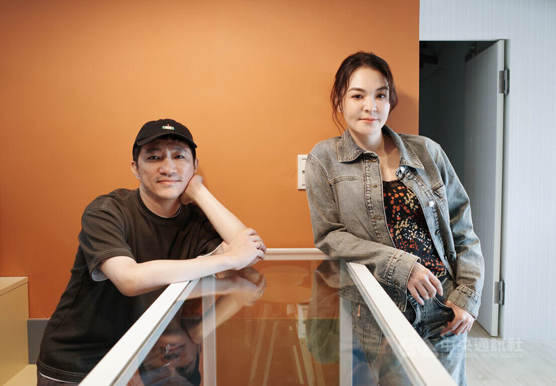 導演徐漢強(左)盼藉新作「鬼才之道」鼓勵每個人不一定要追求當個特別的人,這也是他自我療癒的旅程;演員張榕容(右)則在片中飾演過氣鬼后,她分享,主角5人幫的默契相當好,不時也會有即興發揮。中央社記者王心妤攝 113年8月23日
