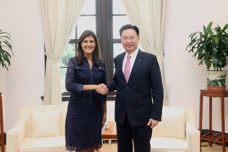 美國前駐聯合國常任代表海利（Nikki Haley）23日上午到總統府拜會國安會秘書長吳釗燮（右），雙方針對區域及全球情勢深入交換意見。（國安會提供）中央社記者溫貴香傳真  113年8月23日