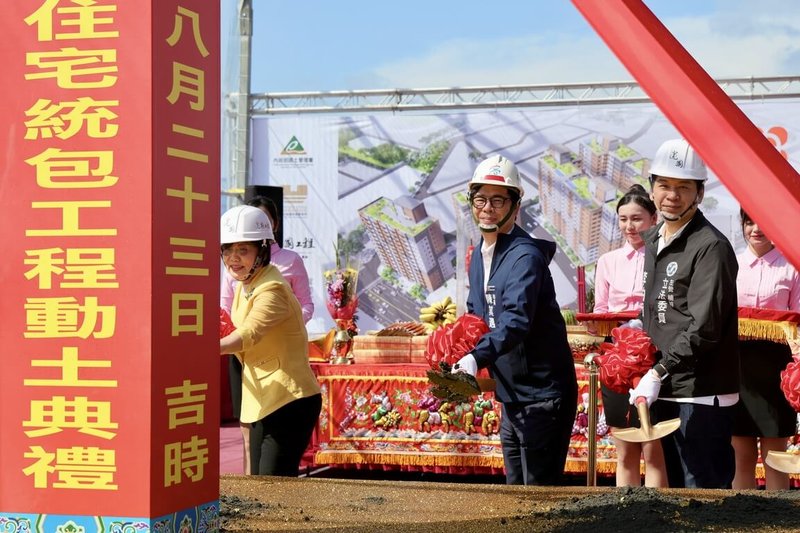 高雄市左營區「永清安居」社會住宅開工動土典禮23日舉行，內政部長劉世芳（前左）、高雄市長陳其邁（前中）等人出席執鏟，期許工程如期如質完工。（高雄市政府提供）中央社記者林巧璉傳真  113年8月23日