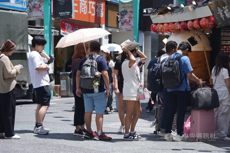 圖為午後觀光客在台北西門町商圈美食店家外排隊等待消費。（中央社檔案照片）