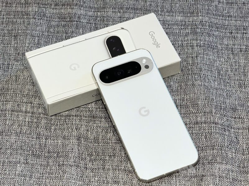 Google Pixel 9系列新手機22日在台灣上市，機身採用滑順圓弧邊角設計，握持手感更穩固，耐用度比前一代Pixel 8系列提升。中央社記者吳家豪攝 113年8月22日