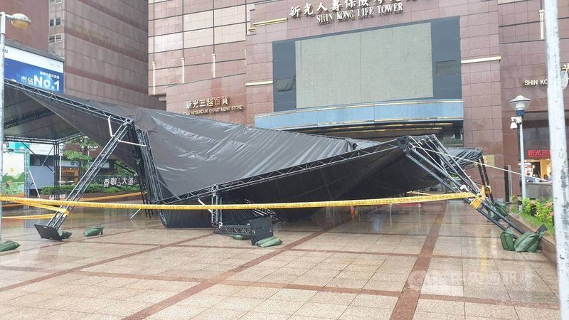 台北市23日午後下起大雨，中正區新光摩天大樓一樓廣場發生舞台塌陷事故，2名民眾被砸傷送醫。（翻攝照片）中央社記者陳怡璇傳真 113年8月23日