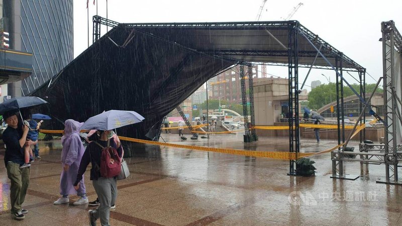 台北市23日午後下起大雨,中正區新光摩天大樓一樓廣場發生舞台塌陷事故,導致2人受傷送醫,已通知警察局、建管處至現場處理。(翻攝照片)中央社記者陳怡璇傳真 113年8月23日