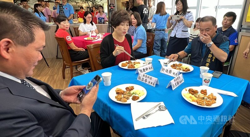 台東縣國中小學營養午餐料理將增加鬼頭刀菜色，23日由卑南國中學生首先嘗鮮，縣長饒慶鈴（前中）也邀請各界試吃，期盼協助漁民擴大銷售，讓更多人認識並享用台東鬼頭刀的美味。中央社記者盧太城台東攝  113年8月23日