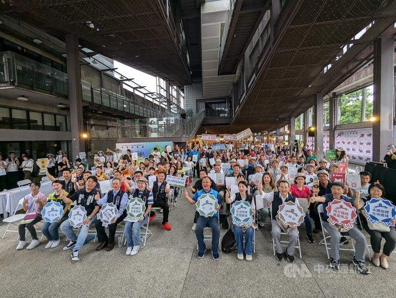 台中市政府24日在南區文化創意園區R04願景館基地舉辦社區規劃師成果展，會中並舉行獲獎社區頒獎典禮，場面熱絡。中央社記者蘇木春攝  113年8月24日