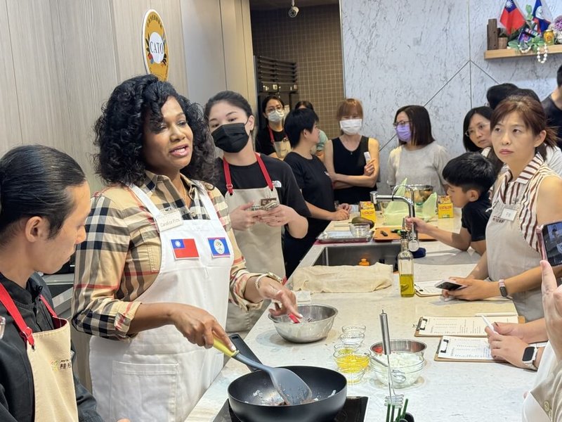 「中美洲狂歡宴－貝里斯特色菜」料理教學活動24日登場，貝里斯駐台大使碧坎蒂（Candice Pitts）親自示範傳統早餐「炸傑克」。（中經貿辦事處提供）中央社記者楊堯茹傳真 113年8月24日