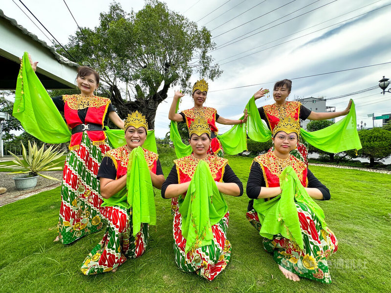 來自印尼的新住民雅蒂（Farida Meily）（前左）隨丈夫從事撿骨工作，因為一場新住民成果展契機，成立斯莉甘蒂舞蹈團，經常參與表演，藉此推廣印尼文化。中央社記者鄭維真攝 113年8月24日