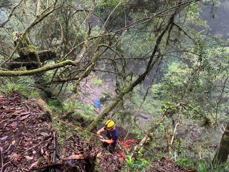 嘉義市盧姓女子24日與丈夫到阿里山特富野古道健行時不慎跌落邊坡，頭部有外傷，嘉義縣消防局獲報馳援，晚間已將盧女救出送醫。（嘉義縣消防局）中央社記者黃國芳傳真  113年8月24日