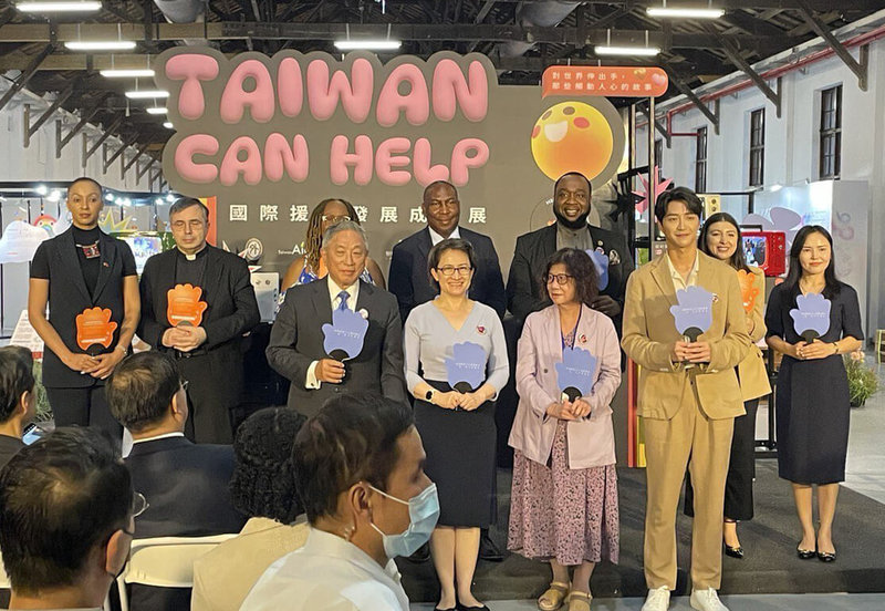 「Taiwan Can Help國際援助發展成果展」23日登場，副總統蕭美琴（前排左二）、外交部政務次長田中光（前排左一）、台灣海外援助發展聯盟理事長王金英（前排右二）與出席的駐台使節合影。（外交部提供）中央社記者楊堯茹傳真  113年8月24日