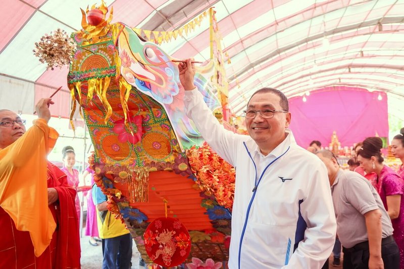 113年淡水河河祭路祭薦拔祈福大法會24日在淡水區竹圍舉行，市長侯友宜（前右）出席，參拜上香為市民消災祈福，也為龍王船及西方船點睛祈福。（新北市府新聞局提供）中央社記者黃旭昇新北傳真  113年8月24日