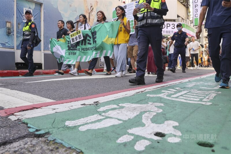 由民團發起的「零死亡願景散步節」台北場活動24日下午舉行，遊行隊伍繞行台北永康商圈，沿途齊呼口號表達訴求，呼籲重建交通法治、健全人行設施。中央社記者鄭清元攝 113年8月24日