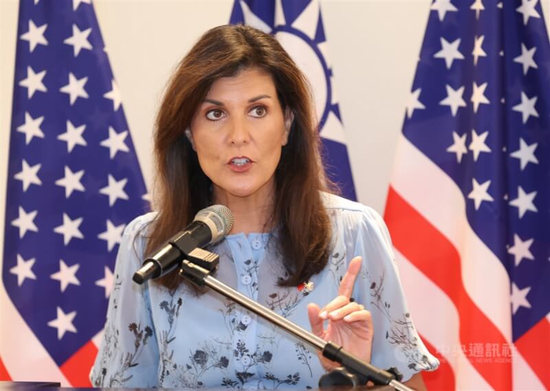 美國前駐聯合國大使海利（Nikki Haley）24日在台北表示，她在台灣海軍基地見證台灣造艦能力，台灣正全速衝刺自我防衛能力，「美國應加入台灣」，全方位增加對台軍事訓練以及軍售。中央社記者張新偉攝　113年8月24日