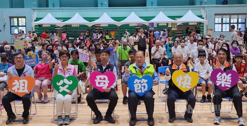 「澎愛心祖孫情」祖父母節活動24日在澎湖多功能體育館舉辦,吸引100對祖孫參與,澎湖縣長陳光復(前右3)、議長陳毓仁(前左3)等人也出席。中央社 113年8月24日