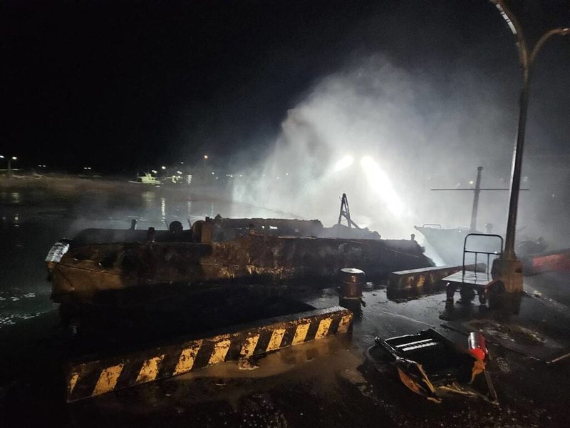 澎湖七美南滬港24日深夜有漁船起火燃燒,大火波及港區漁船及水上摩托車,消防局獲報立即派遣人車前往搶救,火勢在凌晨1時8分獲得控制。(澎湖縣消防局提供)中央社 113年8月25日