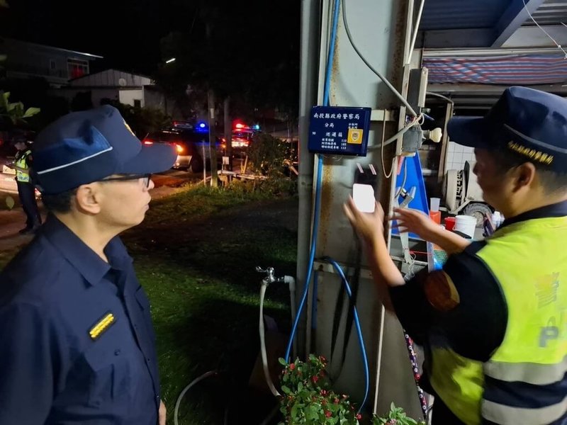 為守護農民心血，避免農作物和機具遭竊，南投縣警察局信義分局實施為期1個月護農專案，針對16處重點蔬果園及工寮設置臨時巡邏箱，並結合民力，增加巡邏班次，同時運用無人機巡視偏僻區域，察覺可疑人車。（警方提供）中央社記者鄭維真傳真  113年8月25日