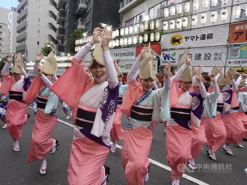 東京高圓寺阿波舞活動每年夏天舉行,是東日本規模最大的阿波舞活動。舞者約1萬人,可吸引觀光客逾100萬人欣賞。圖為24日活動在東京杉並區登場。中央社記者楊明珠東京攝 113年8月25日