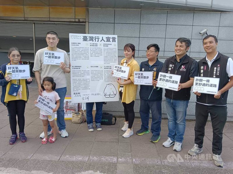 還路於民行人路權促進會25日下午在基隆舉辦「零死亡願景散步節」，市長謝國樑（2排左2）出席並簽署「台灣行人宣言」。謝國樑說，他上任後大力推動行人友善政策，一整年下來，行人事故死傷率減低35%。中央社記者王朝鈺攝  113年8月25日