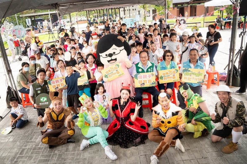 民進黨新北市黨部25日在新店十四張歷史公園舉辦「劇團FUN瘋日」，天馬戲創作劇團受邀演出，吸引多親子到場同樂。（黨部提供）中央社記者王鴻國攝  113年8月25日