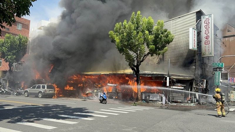 高雄市三民區大昌一路與大裕路口一處鐵皮建築物25日下午冒出火舌，火勢延燒波及周邊約11間房屋或攤販，幸未造成任何人員傷亡，財損及確切起火原因待調查釐清。（高雄市警察局三民第二分局提供）中央社記者張已亷傳真 113年8月25日