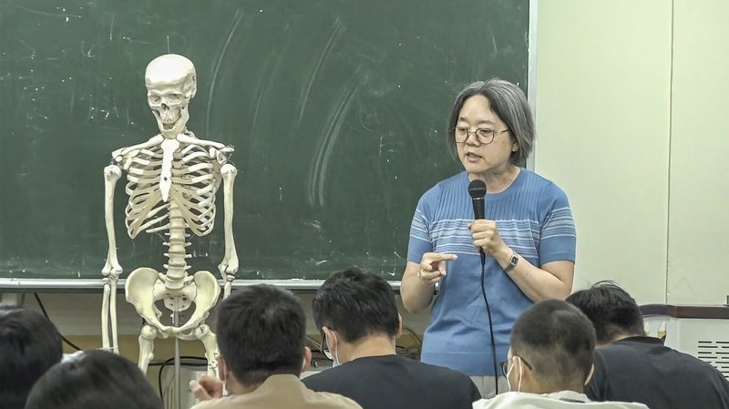 高雄醫學大學醫學系助理教授何宛怡（圖）負責大體解剖學、胚胎學及組織學等課程，她善用數位教材來活化教學，並將累積的珍貴解剖學標本資料無私貢獻，希望為國家培育更優秀的醫學人才。（教育部提供）中央社記者許秩維傳真  113年8月25日