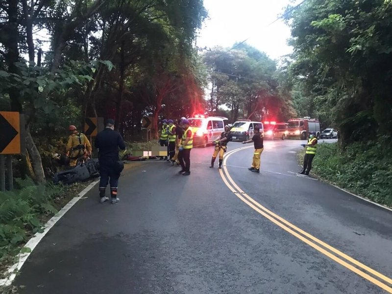 新北市33歲楊姓男子日前騎機車載著父親外出遊玩，到桃園市復興區桃119線時發生爭吵，2人發生扭打皆跌落山谷，楊父救起後傷重不治，檢方認為楊男涉嫌殺害直系尊親屬罪嫌，26日向法院聲押獲准。（桃園市警局大溪分局提供）中央社記者吳睿騏桃園傳真  113年8月26日