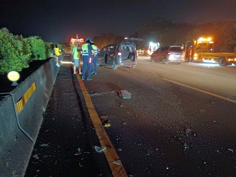 國道公路警察局表示，25日晚間11時39分在國道3號南向56.2公里大溪路段，一輛營業半聯結車因沿途散落砂石，導致後方12部車輛行經時輾壓砂石肇事，現場4人受傷。（國道公路警察局提供）中央社記者吳睿騏桃園傳真  113年8月26日