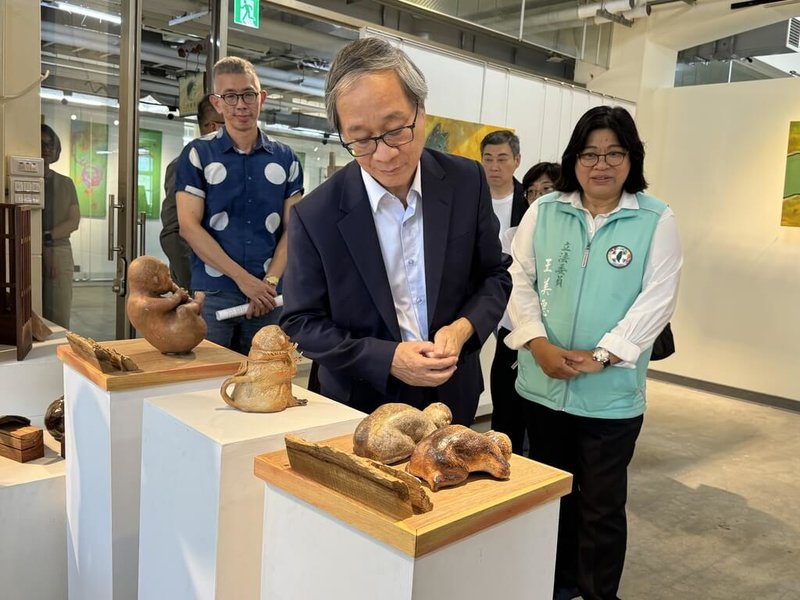 文化部長李遠（前）26日在民進黨立委王美惠（右）陪同下訪視嘉義市文創園區，實地瞭解園區營運狀況。（王美惠提供）  中央社記者姜宜菁傳真  113年8月26日