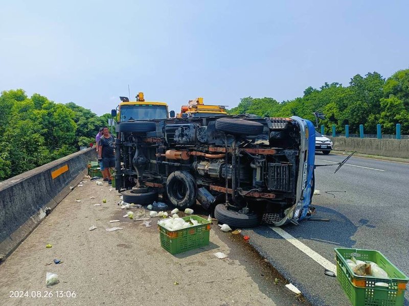 國道1號北向186.5公里處（南屯路段）26日發生小貨車與大貨車碰撞事故，小貨車翻覆導致車上載運的芭樂掉落地面。（民眾提供）中央社記者趙麗妍傳真 113年8月26日