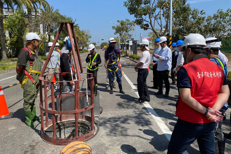 台南市政府水利局獲內政部國土管理署113年度雨水下水道維護管理考評優等獎，與台北市、新北市並列。圖為雨水下水道評核情形。（台南市水利局提供）中央社記者楊思瑞台南傳真  113年8月26日