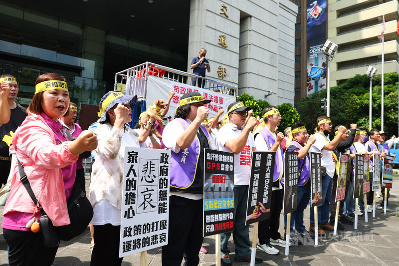 交通部將強制遊覽車須加裝刷卡機等設備，新北市遊覽車駕駛員職業工會、台灣遊覽車發展協會26日號召近50台遊覽車、將近百人到交通部前抗議，要求除非將遊覽車納入大眾運輸及全額補助經費，否則應取消這項規定。中央社記者王騰毅攝  113年8月26日