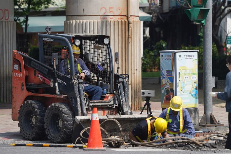 工人在台北市北投區進行道路施工作業。（中央社檔案照片）