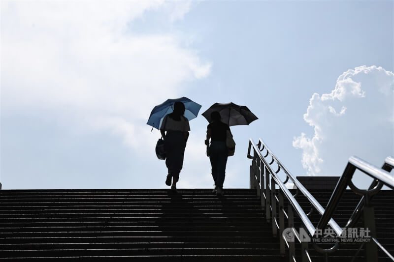 圖為台北市信義區街頭民眾撐傘遮陽。中央社記者翁睿坤攝　113年8月24日