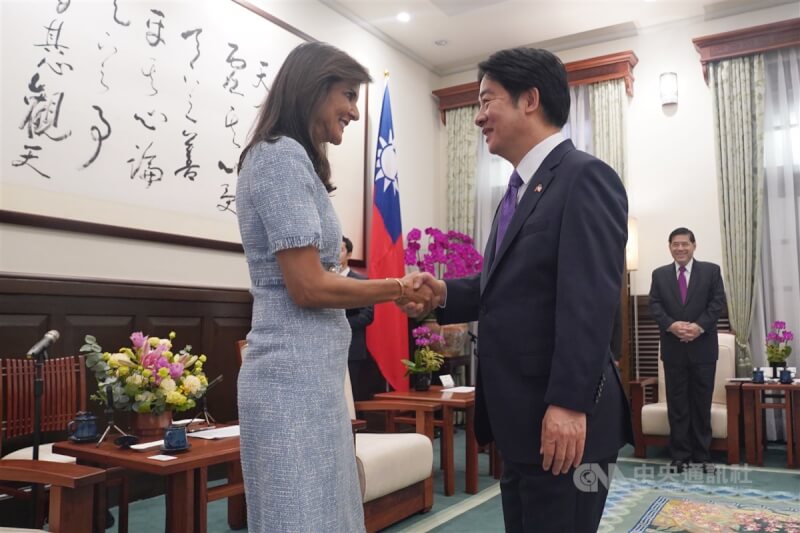 總統賴清德（前右）22日上午在總統府接見美國前駐聯合國大使海利（Nikki Haley）（前左），雙方握手致意。中央社記者徐肇昌攝 113年8月22日