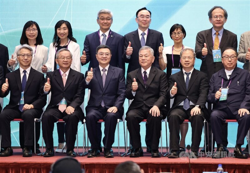 2024行政院生技產業策略諮議委員會議26日在台北舉行，行政院長卓榮泰（前左3）、國科會主委吳誠文（前左2）、總統府資政沈榮津（前右3）、行政院秘書長龔明鑫（前右2）與廣達董事長林百里（前右1）等出席並合影。中央社記者翁睿坤攝 113年8月26日