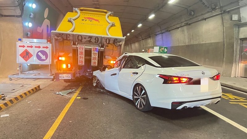 宜蘭縣台9線蘇花改觀音隧道南下136.6公里處26日下午發生自小客車撞上防撞車事故，自小客車車頭嚴重受損，車內1對夫妻受傷送醫，現場經排除後，已開放通行，肇事原因有待警方調查。（讀者提供）中央社記者王朝鈺傳真  113年8月26日