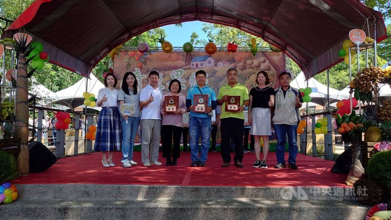 農業部農業試驗所嘉義農業試驗分所20日舉辦「113年雲嘉南地區安全優質酪梨評鑑」，在12個獎項中，嘉義縣共有10名農友獲選，縣府藉由竹崎鄉農會24日於竹崎親水公園舉辦的「崎聚果鄉」活動，頒獎表揚這10名農友。中央社記者蔡智明攝  113年8月26日