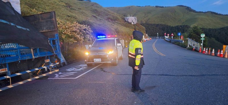 網路社團辦車聚，號召機車車友上合歡山武嶺看日出；警方指出，26日約有200輛機車上山，並加派人手在武嶺進行聯合稽查勤務，共取締4件違規，未發生事故。（警方提供）中央社記者吳哲豪傳真  113年8月26日