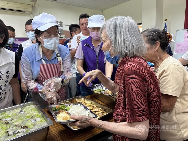 彰化縣永靖鄉四芳社區成立社區照顧關懷據點，縣長王惠美（前左）27日出席揭牌儀式，替長輩盛菜。中央社記者鄭維真攝  113年8月27日