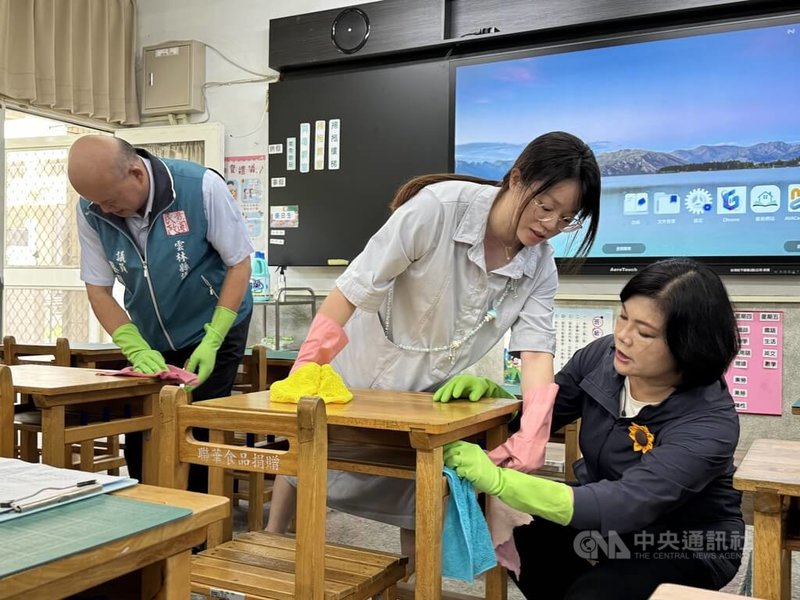 開學在即，雲林縣長張麗善（右）27日到元長鄉元長國小視察校園開學整備情形，針對學校消毒、登革熱防治作業等給予肯定。中央社記者姜宜菁攝  113年8月27日