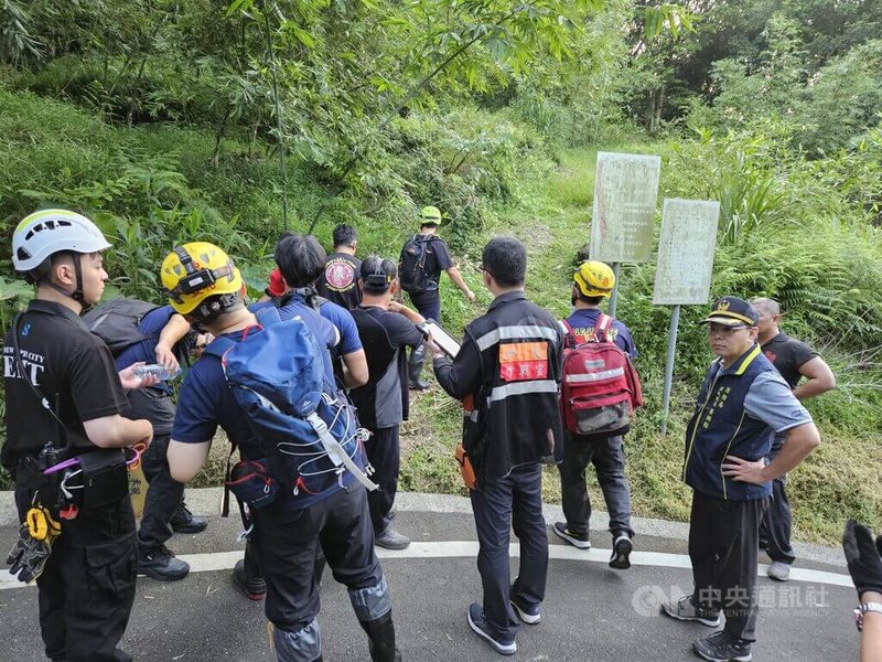 新北市有登山隊伍27日下午在石碇登山步道遭虎頭蜂攻擊，眾人當場四處逃竄，共3人被螫傷，消防局獲報隨即出動人車前往救援，所幸3名傷者意識皆清楚，已送醫治療。（翻攝照片）中央社記者高華謙傳真  113年8月27日