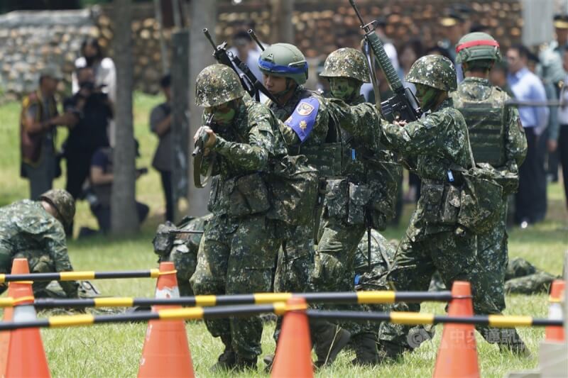 圖為6月28日台中成功嶺義務役新兵們在助教班長的指揮下，在訓練場演練戰鬥互助任務。（中央社檔案照片）