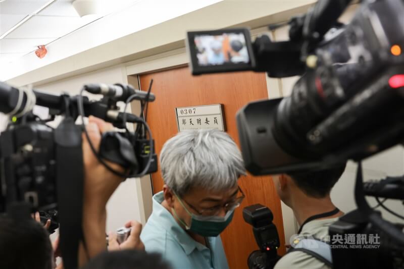 國民黨立委鄭天財國會辦公室27日傳遭檢調人員搜索,立法院表示,接獲檢方通知後派員陪同配合,基於偵查不公開,院方對詳細案情並無所悉。圖為媒體在鄭天財國會辦公室堵訪。中央社記者裴禛攝 113年8月27日