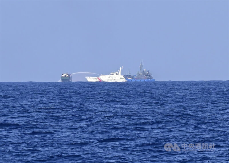 中國海警與海上民兵3月23日包夾圍堵菲國海巡艇，並向菲律賓補給船多次發射強力水柱。（中央社檔案照片）