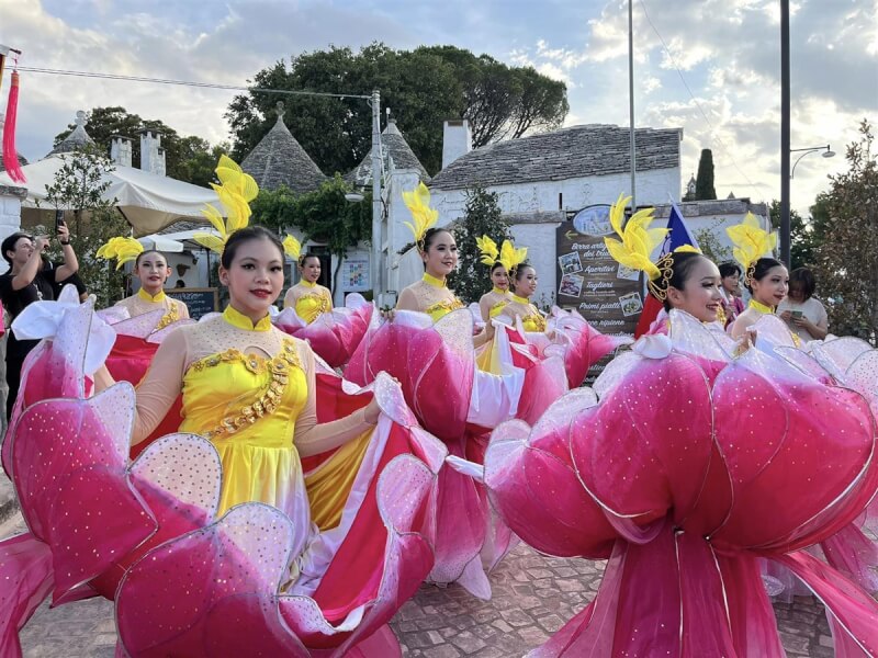 台南民族舞團以台南市市花設計服裝，編舞鳳凰花開，在義大利參加國際藝術節廣受好評。（台南民族舞團提供）中央社記者黃雅詩羅馬傳真 113年8月27日