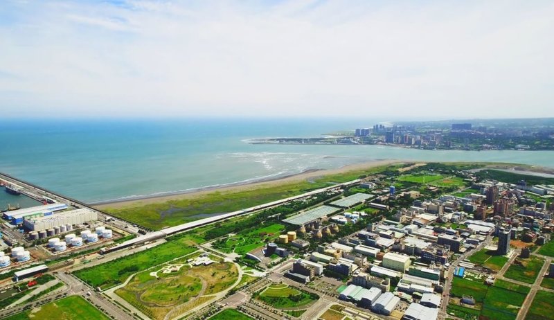 空軍少校潘克永在民國44年駕機飛越觀音山時因羅盤異常，後續會同地質學家勘查，才確認了新北市八里區十三行遺址的存在。圖為十三行遺址一帶空拍圖。（十三行博物館提供）中央社記者王鴻國傳真  113年8月27日