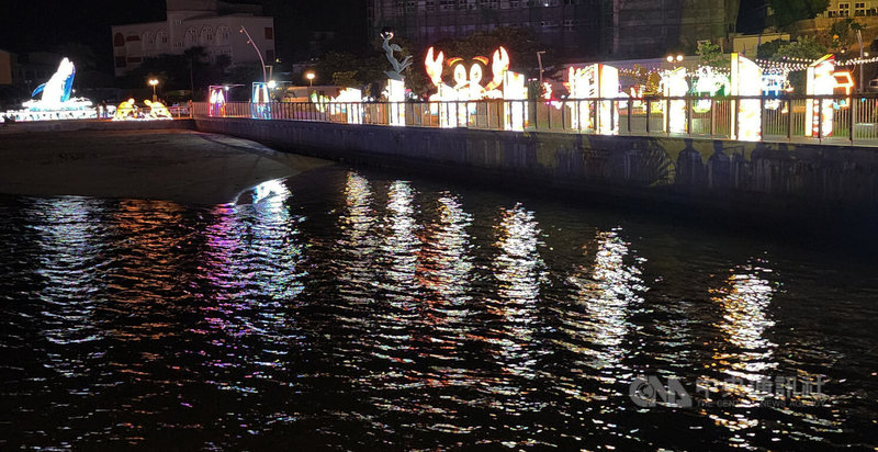 2024澎湖追風音樂燈光節在馬公觀音亭休憩園區打造精美光環境,27日晚間搶先試燈,為30日將正式登場的活動暖場,也讓澎湖馬公海堤愈夜愈美麗。中央社 113年8月27日
