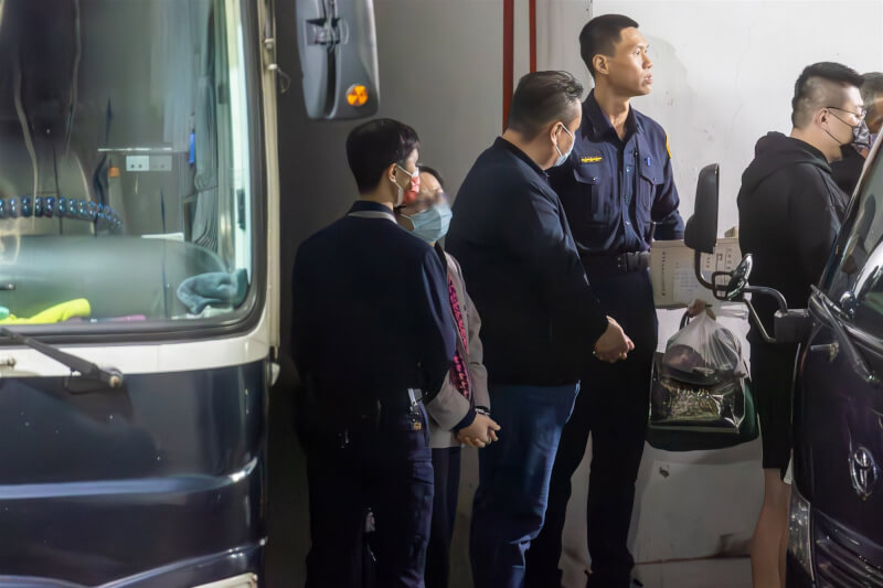 圖為檢察官3月21日提訊在押劉姓保母(左2)由法警移送。中央社記者鄭清元攝 113年3月22日